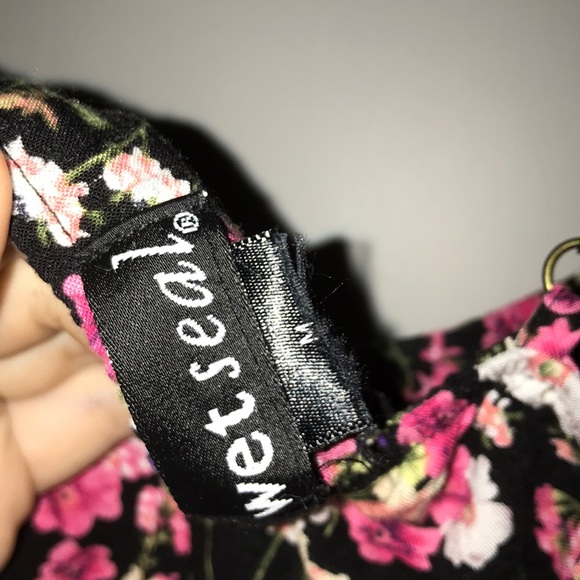 Floral romper with black lace trimming - Picture 3 of 3